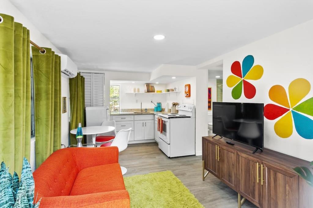 That 70's Themed Close To Coffee, Food + Shops Holiday home *
