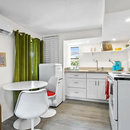 That 70'S Themed Apt Close To Coffee, Food + Shops Tampa Exterior photo