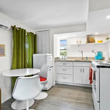 That 70'S Themed Apt Close To Coffee, Food + Shops Tampa Exterior photo