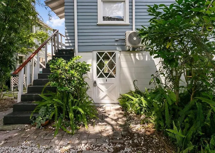 That 70\'S Themed Apt Close To Coffee, Food + Shops