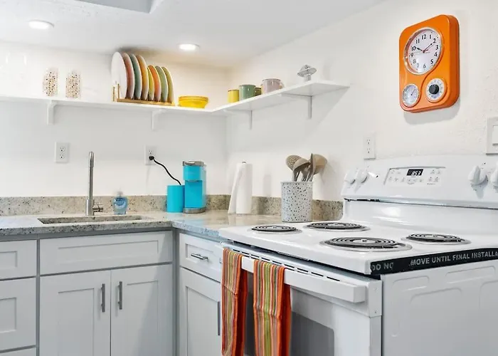 That 70\'S Themed Apt Close To Coffee, Food + Shops