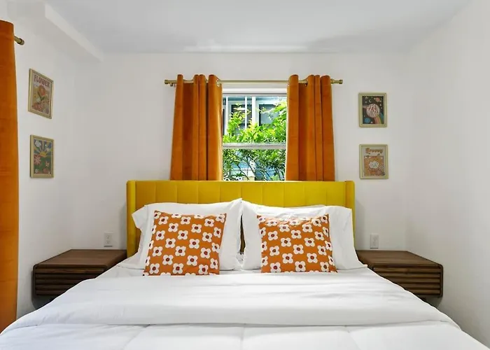 That 70\'S Themed Apt Close To Coffee, Food + Shops