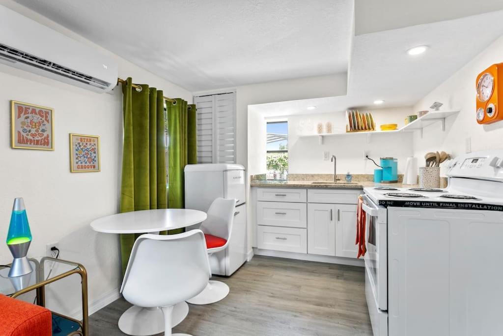 Hébergement de vacances That 70's Themed Close To Coffee, Food + Shops Tampa