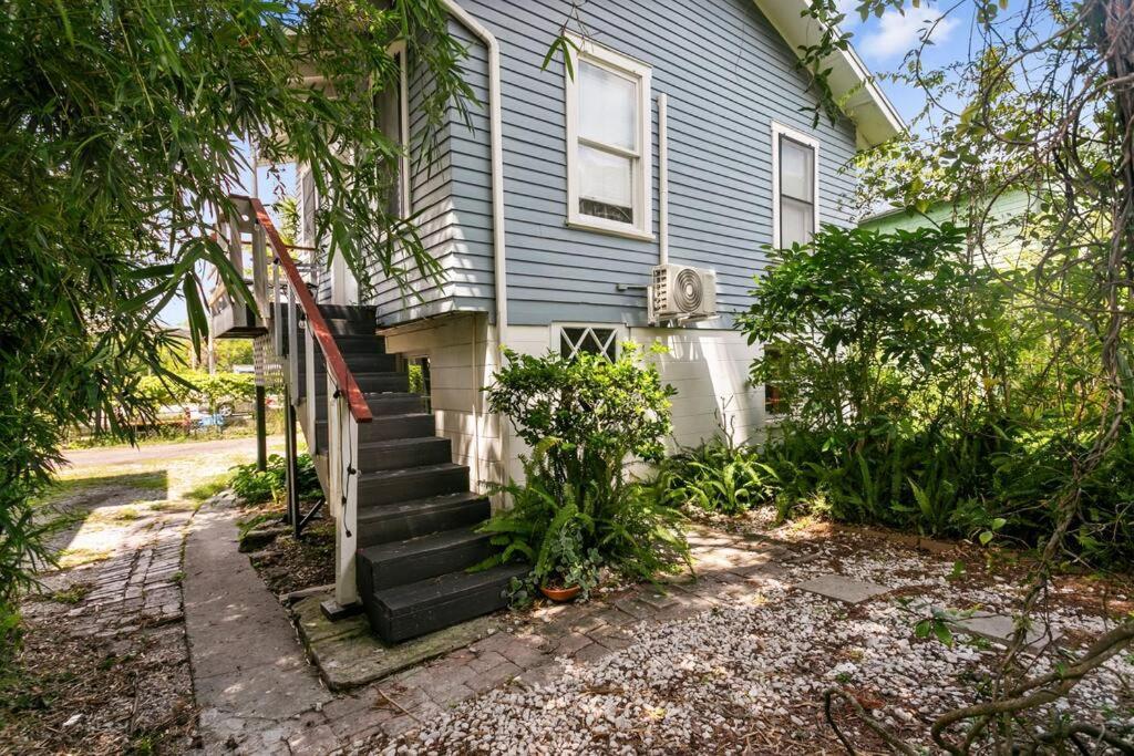 That 70's Themed Close To Coffee, Food + Shops Tampa