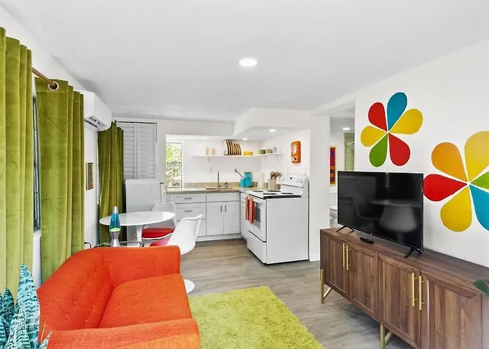 That 70\'S Themed Apt Close To Coffee, Food + Shops