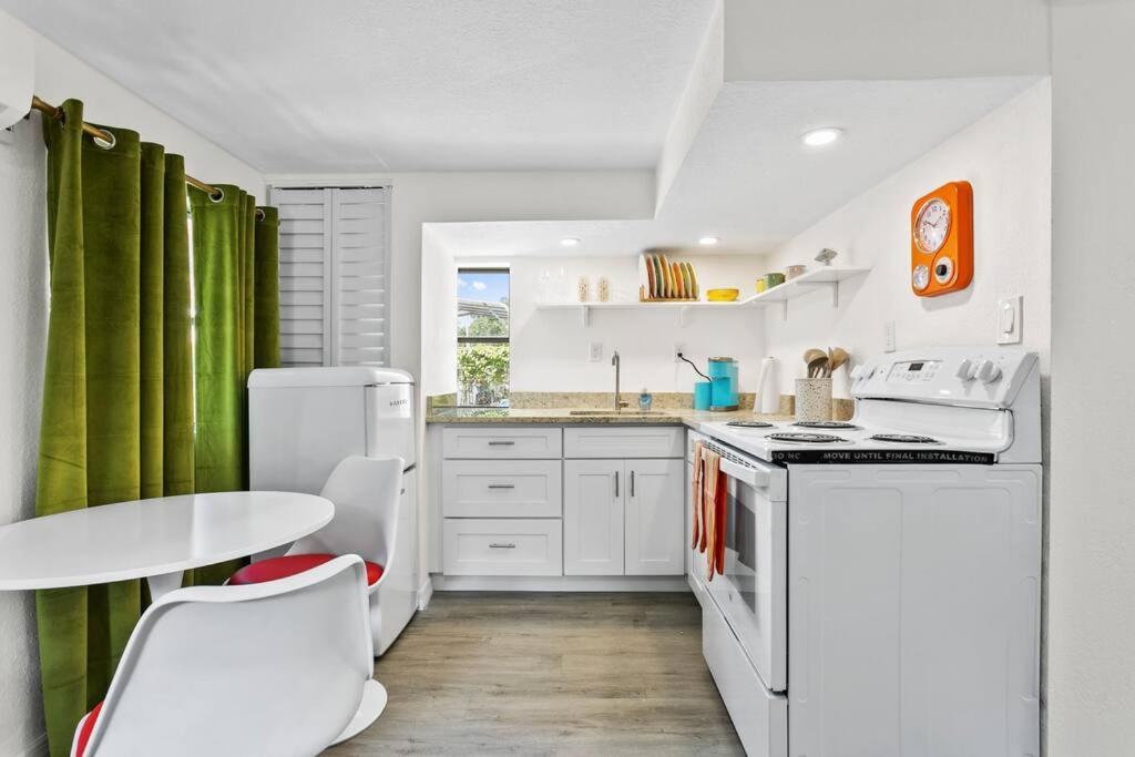 That 70's Themed Close To Coffee, Food + Shops Apartment Tampa