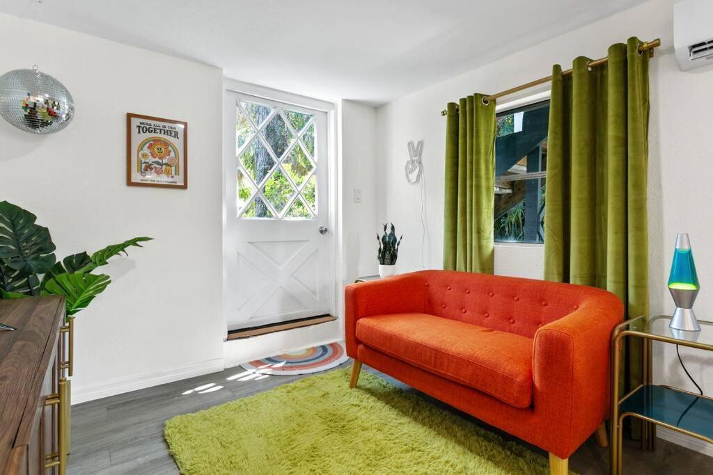Apartment That 70's Themed Close To Coffee, Food + Shops Tampa
