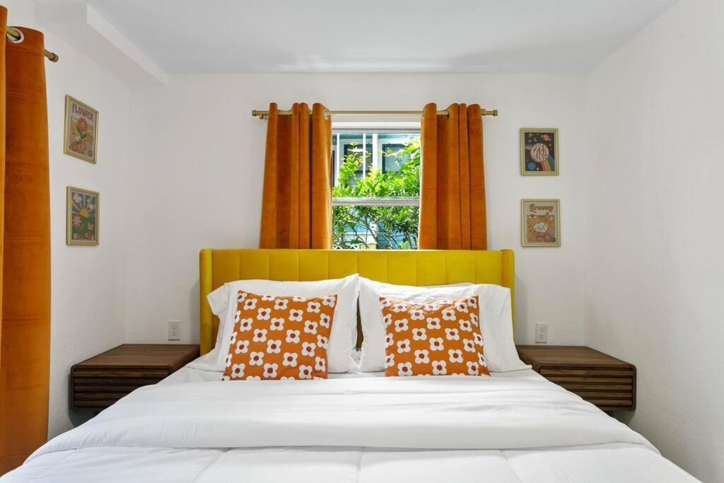 Apartment That 70's Themed Close To Coffee, Food + Shops Tampa